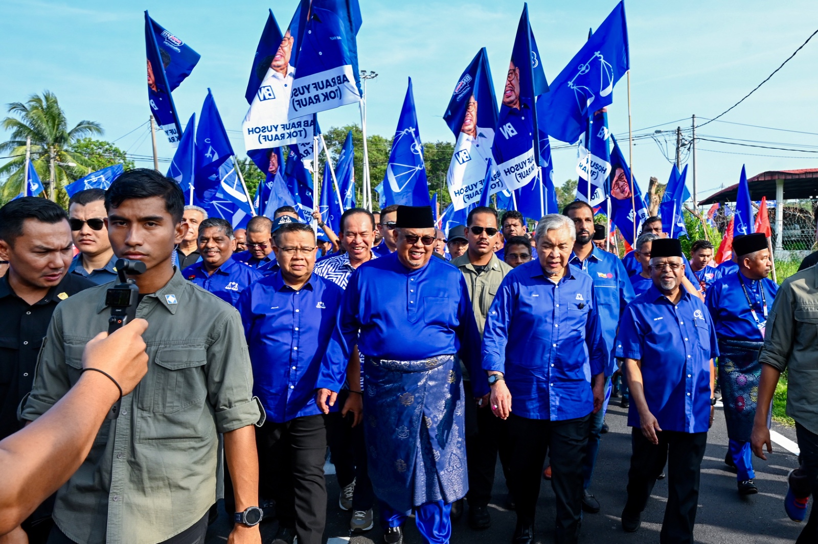 Lautan Biru Iringi Calon BN DUN Tanjung Bidara